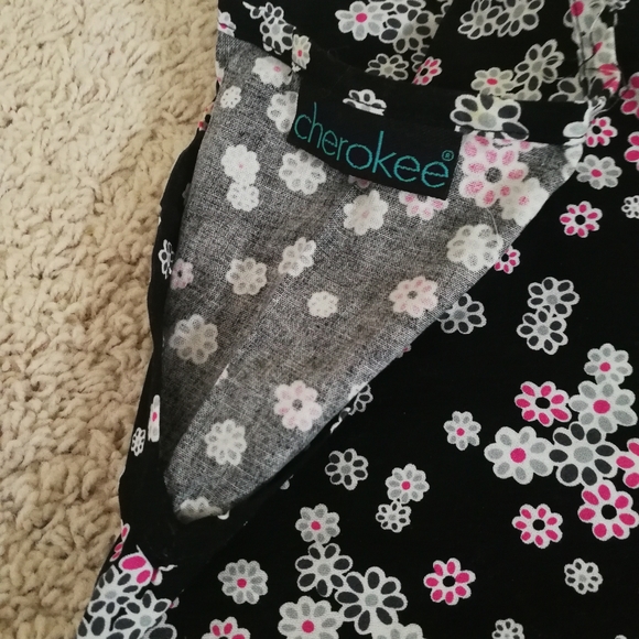 Cherokee Women's scrub set - Picture 4 of 4